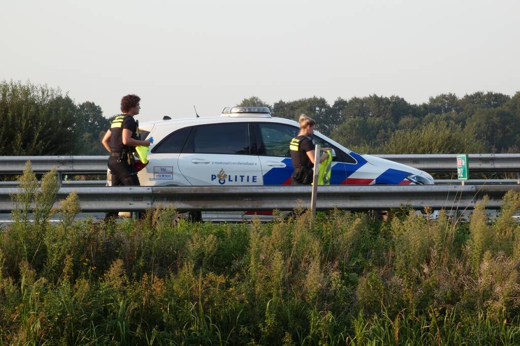 Bestelbus botst op personenauto
