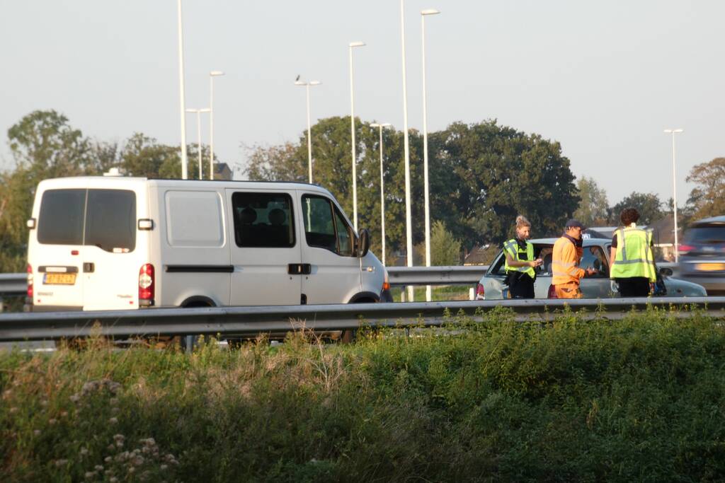 Bestelbus botst op personenauto