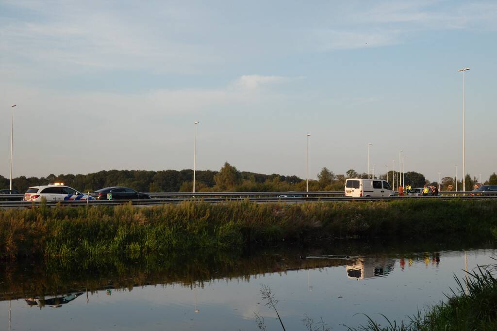 Bestelbus botst op personenauto