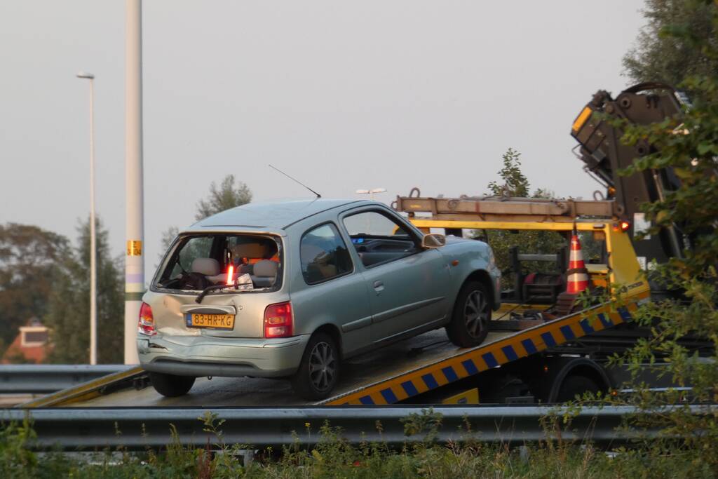 Bestelbus botst op personenauto