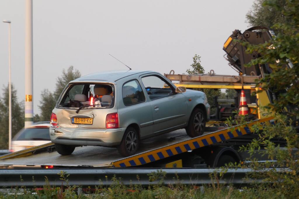 Bestelbus botst op personenauto