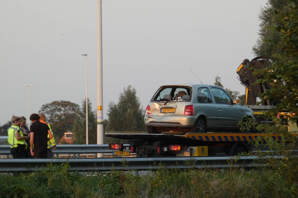 Bestelbus botst op personenauto