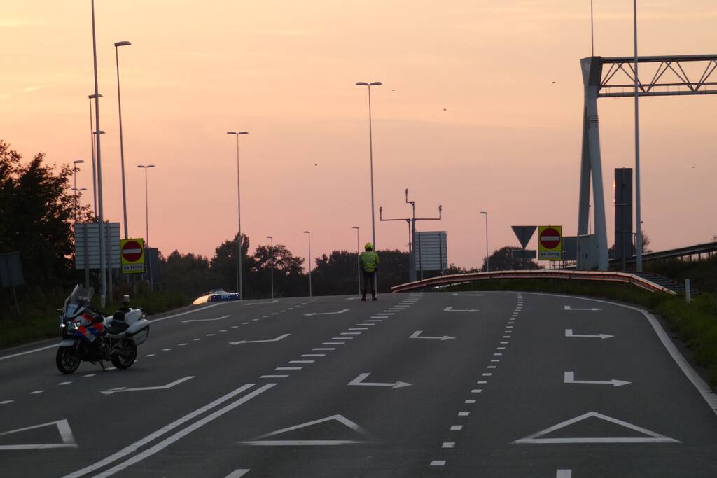 Bestelbus botst op personenauto