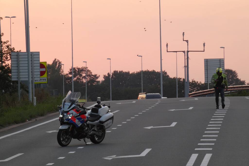 Bestelbus botst op personenauto