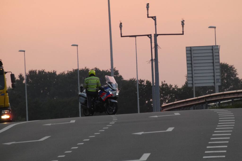 Bestelbus botst op personenauto