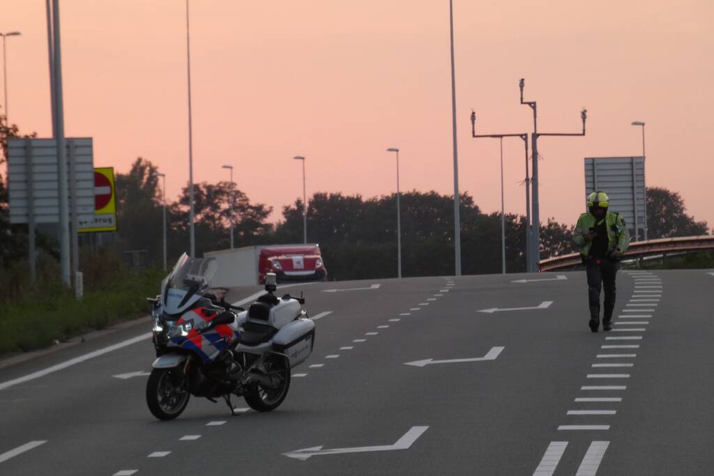 Bestelbus botst op personenauto