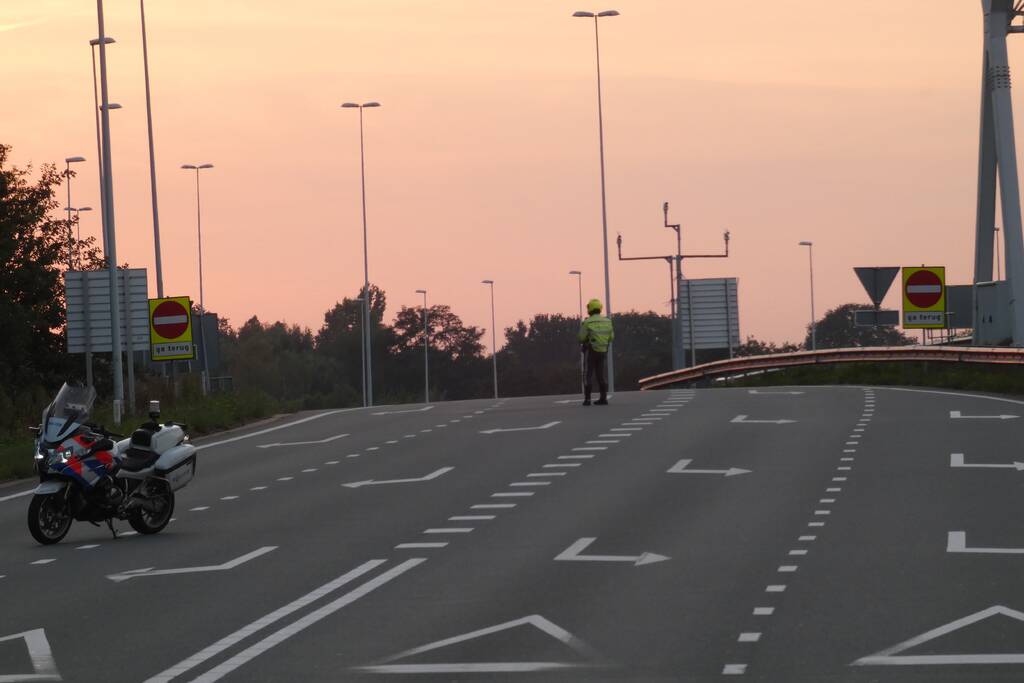 Bestelbus botst op personenauto