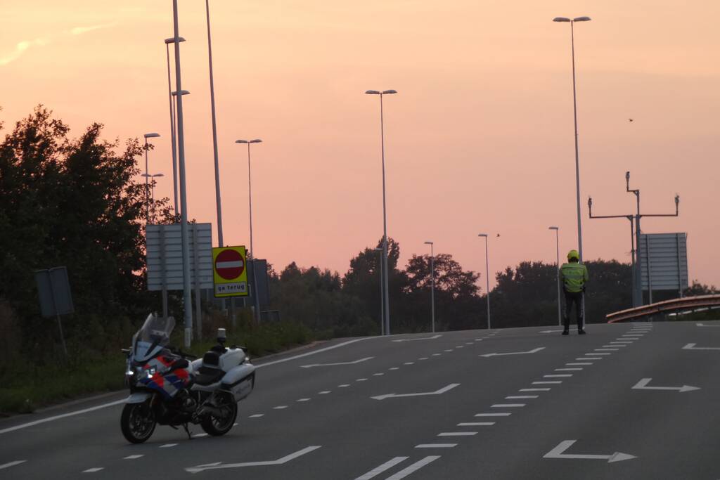 Bestelbus botst op personenauto