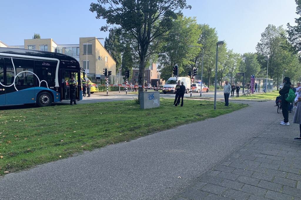 Jongedame gewond na aanrijding met stadsbus bij bushalte Parkwijk
