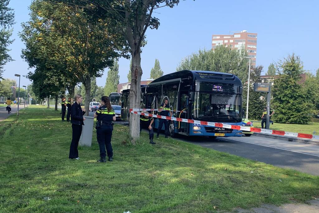 Jongedame gewond na aanrijding met stadsbus bij bushalte Parkwijk