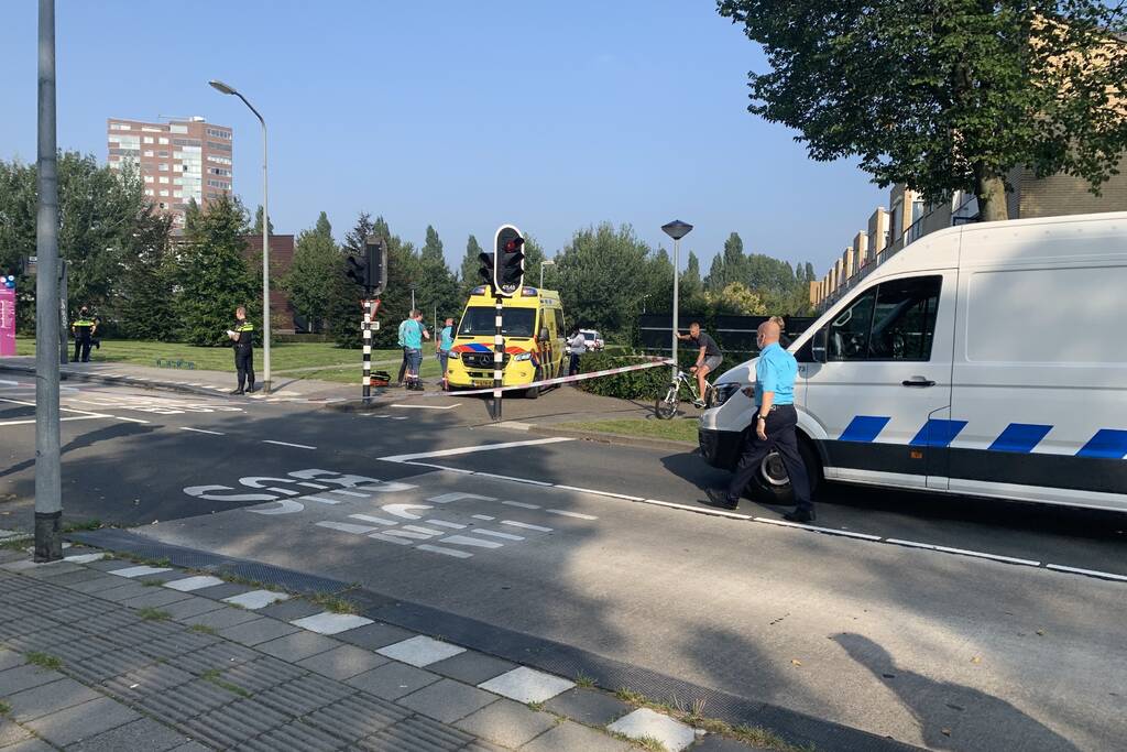 Jongedame gewond na aanrijding met stadsbus bij bushalte Parkwijk