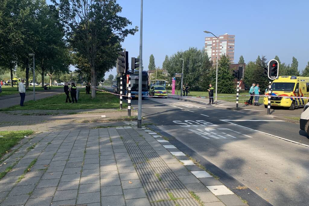 Jongedame gewond na aanrijding met stadsbus bij bushalte Parkwijk