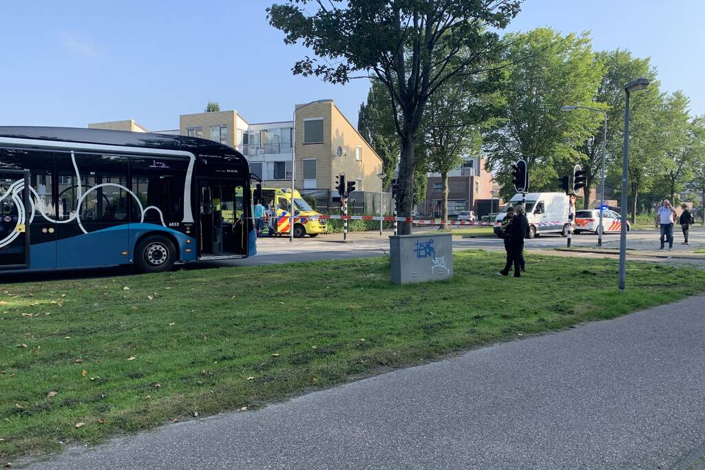 Jongedame gewond na aanrijding met stadsbus bij bushalte Parkwijk