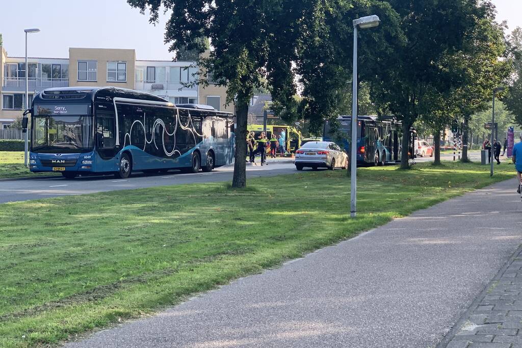 Jongedame gewond na aanrijding met stadsbus bij bushalte Parkwijk