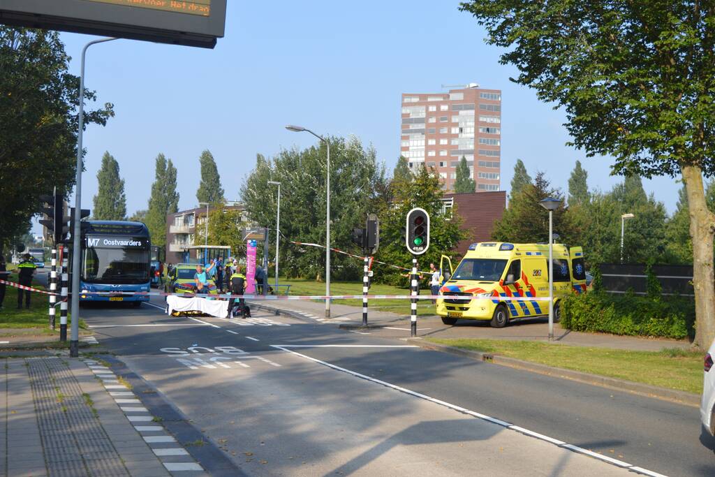 Jongedame gewond na aanrijding met stadsbus bij bushalte Parkwijk