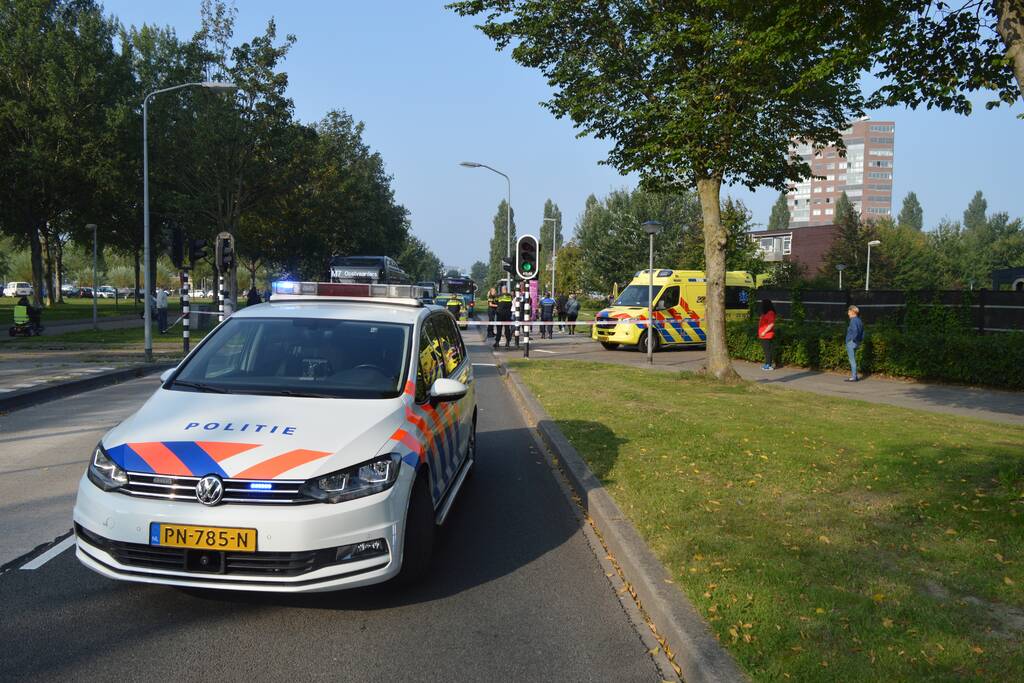 Jongedame gewond na aanrijding met stadsbus bij bushalte Parkwijk