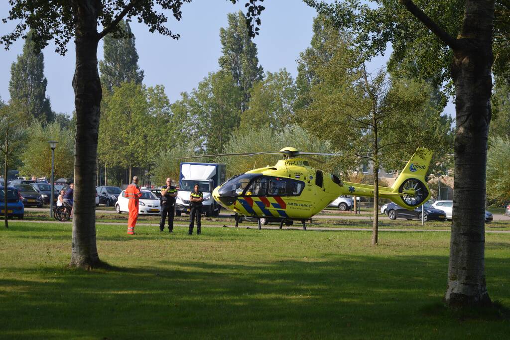 Jongedame gewond na aanrijding met stadsbus bij bushalte Parkwijk