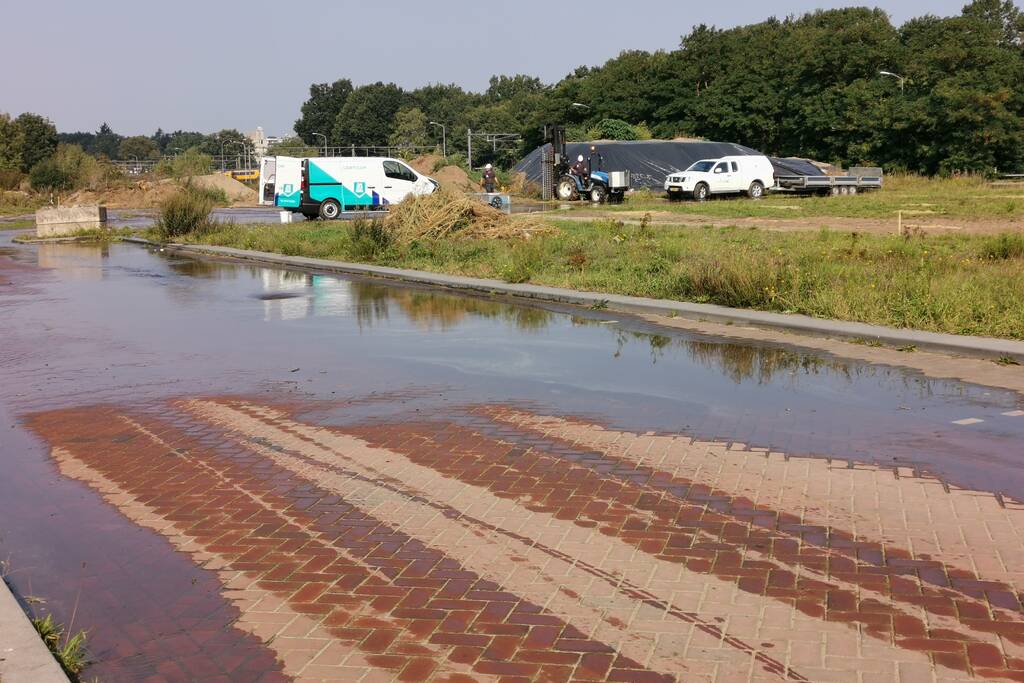 Waterballet nadat de waterleiding werd doorboord