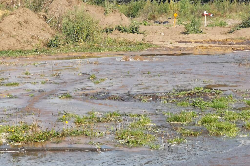Waterballet nadat de waterleiding werd doorboord