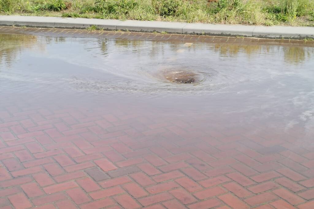 Waterballet nadat de waterleiding werd doorboord