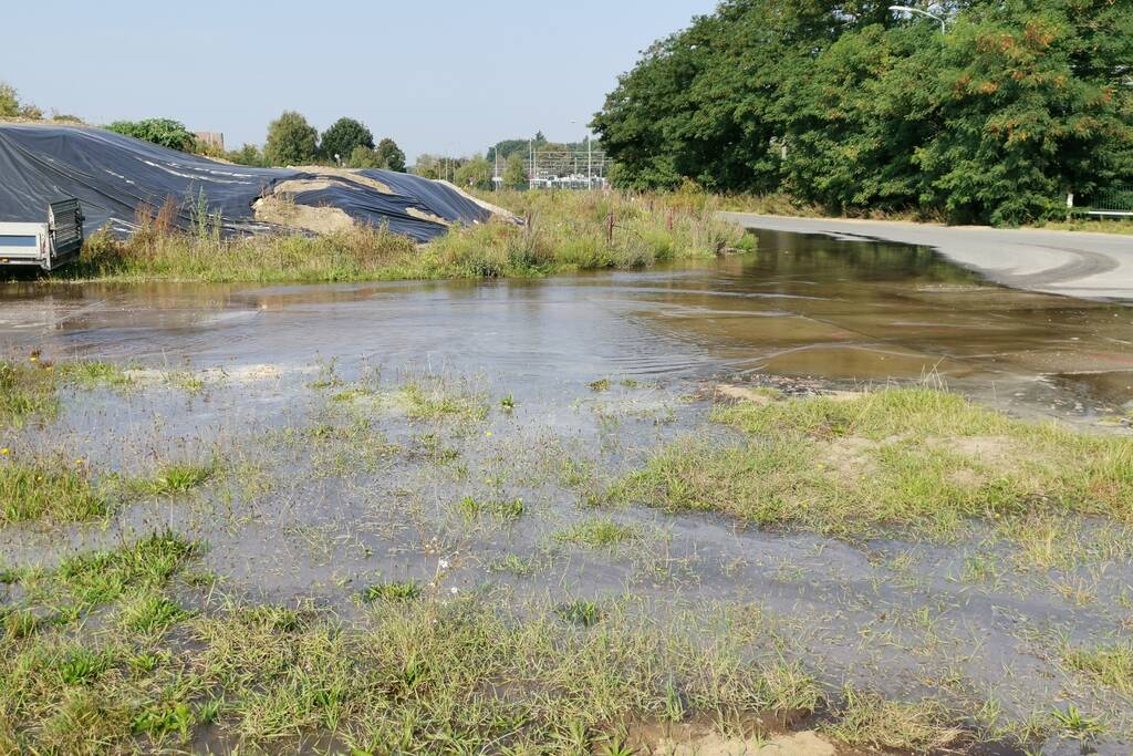 Waterballet nadat de waterleiding werd doorboord