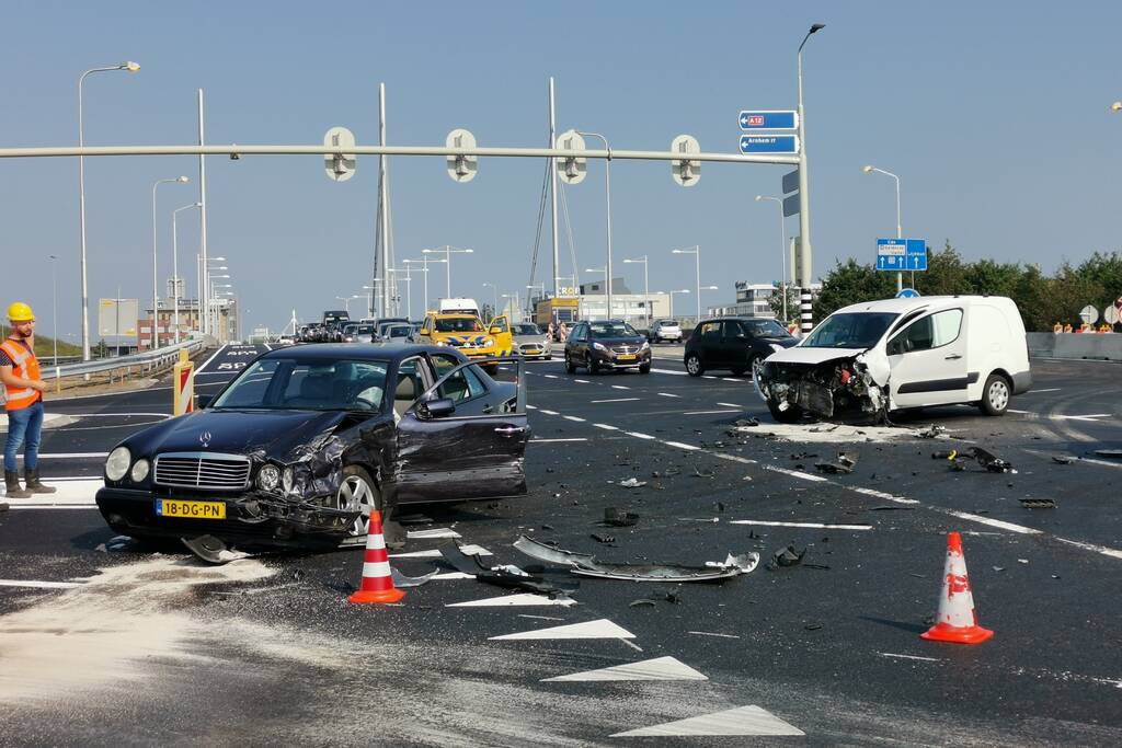 Forse schade bij verkeersongeval nieuwe afrit A12