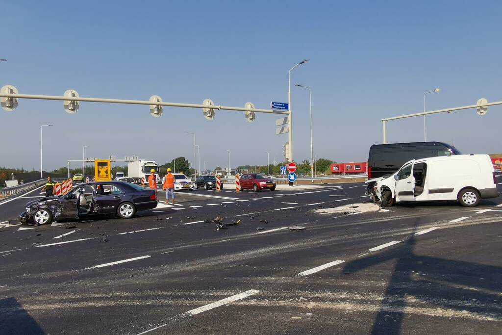 Forse schade bij verkeersongeval nieuwe afrit A12