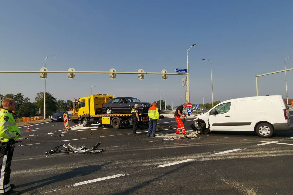 Forse schade bij verkeersongeval nieuwe afrit A12