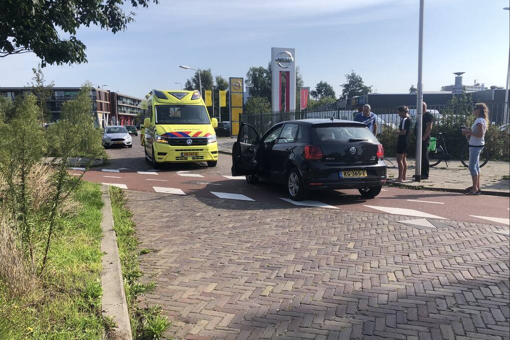 Overstekende fietsster geschept door auto