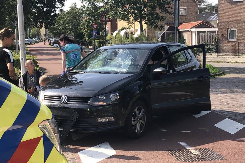 Overstekende fietsster geschept door auto