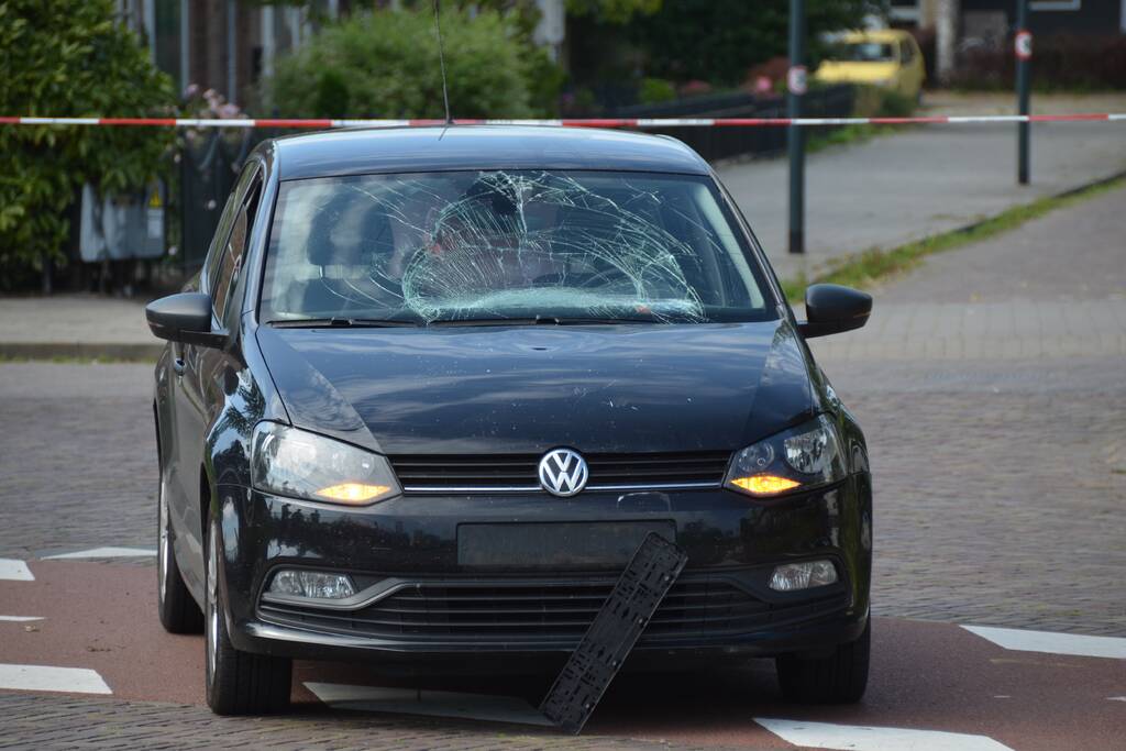 Overstekende fietsster geschept door auto