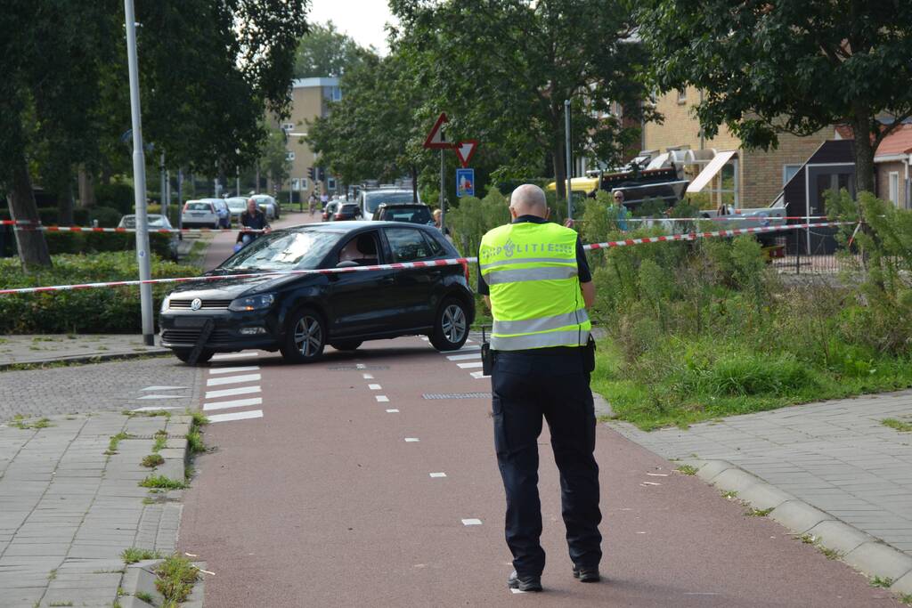 Overstekende fietsster geschept door auto