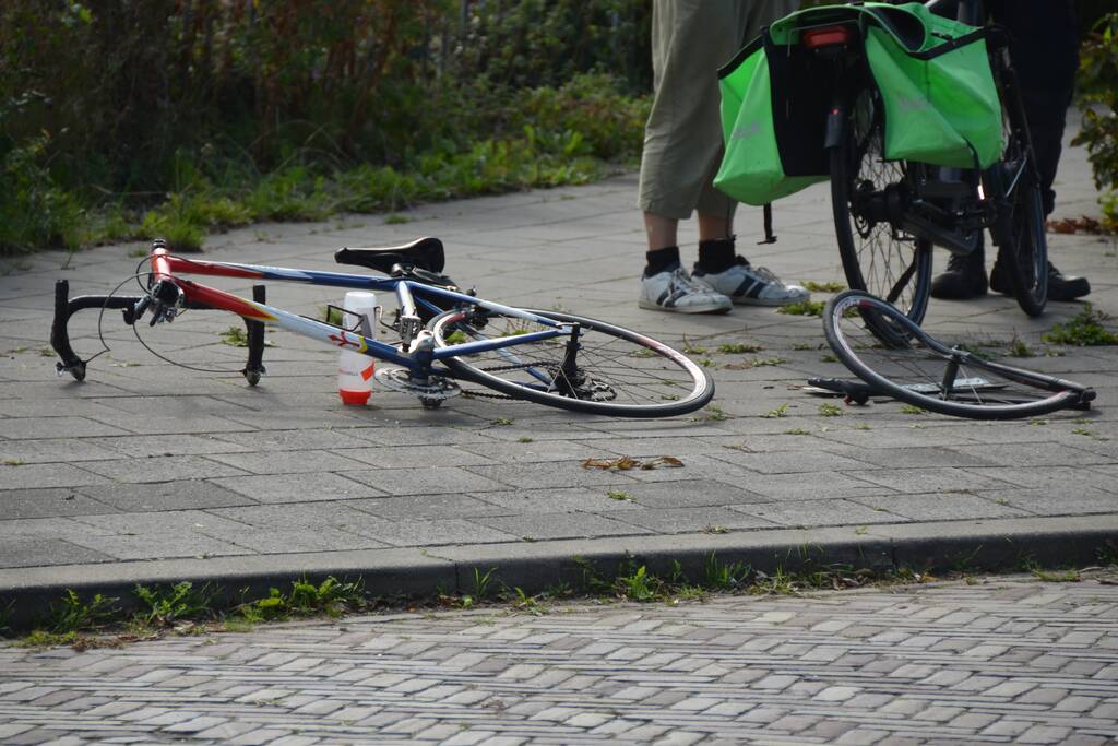 Overstekende fietsster geschept door auto