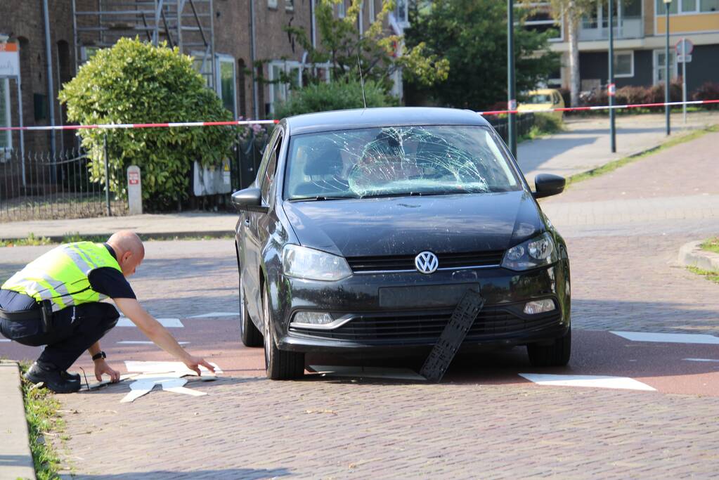Overstekende fietsster geschept door auto