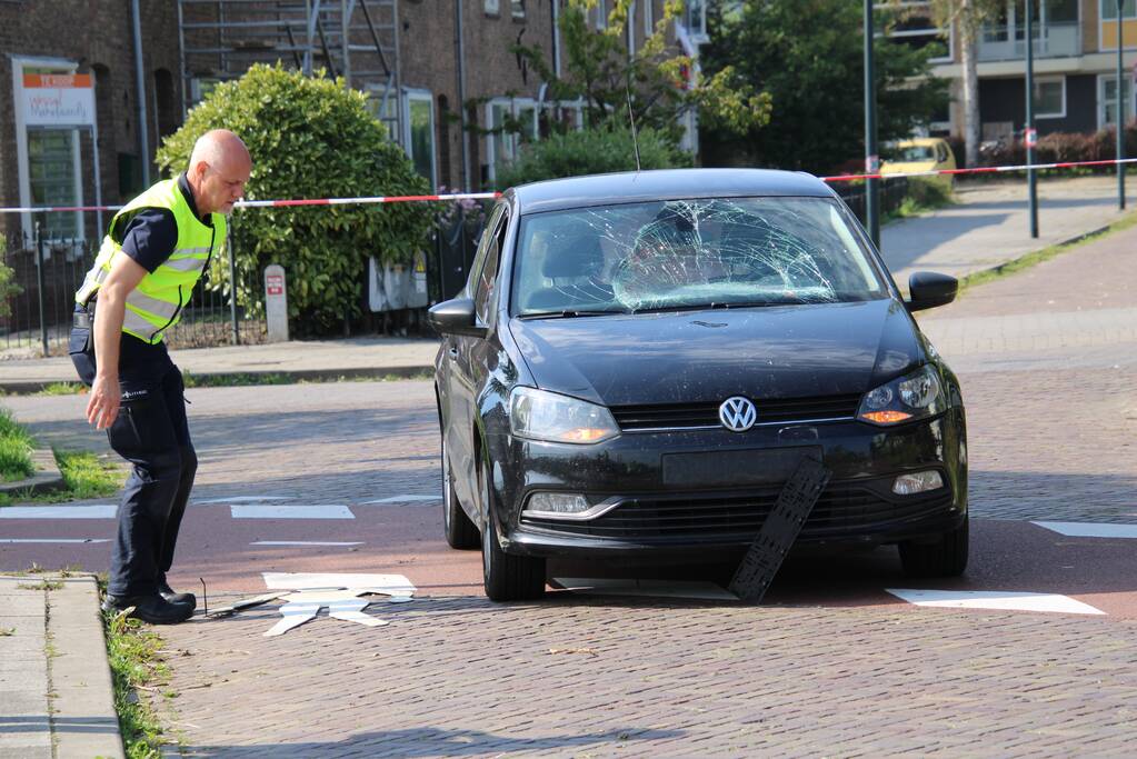 Overstekende fietsster geschept door auto