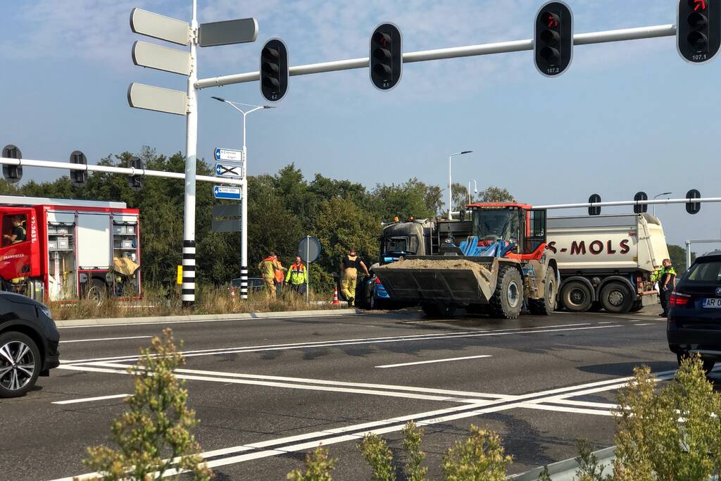 Personenwagen vliegt in brand na aanrijding met vrachtwagen