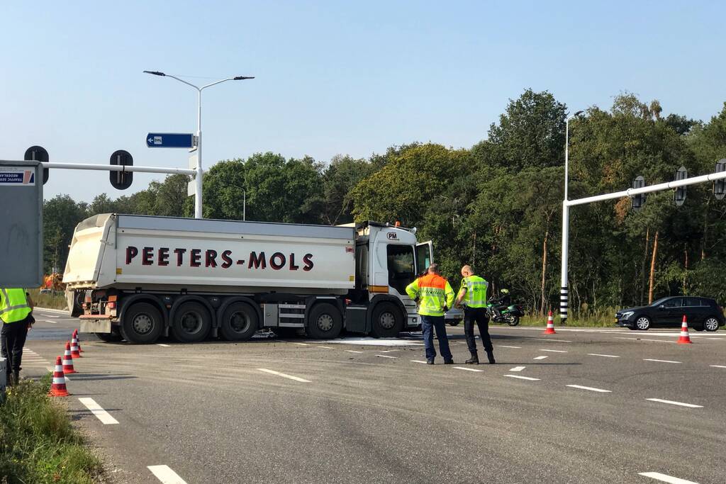 Personenwagen vliegt in brand na aanrijding met vrachtwagen