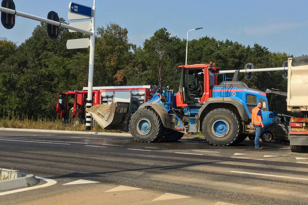 Personenwagen vliegt in brand na aanrijding met vrachtwagen