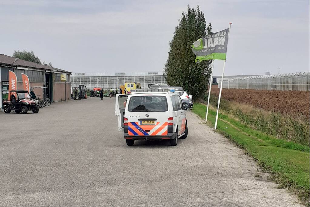 Bouwmachine valt om, persoon zwaargewond