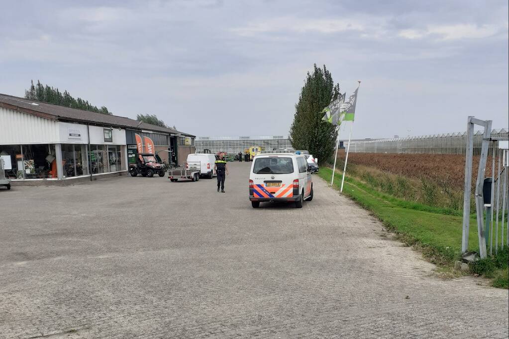 Bouwmachine valt om, persoon zwaargewond