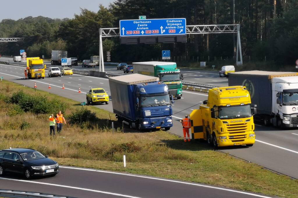 Vrachtwagen vast in de berm