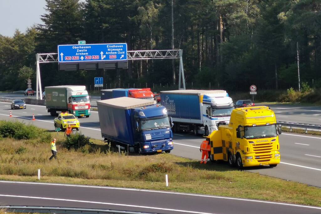 Vrachtwagen vast in de berm