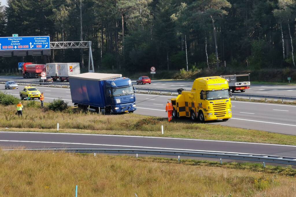 Vrachtwagen vast in de berm
