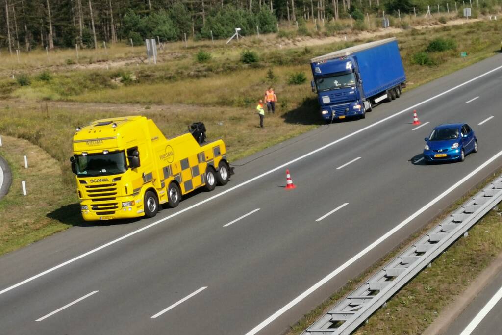 Vrachtwagen vast in de berm
