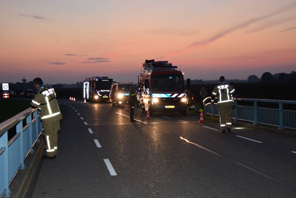 Brandweer zoekt naar mogelijk persoon te water