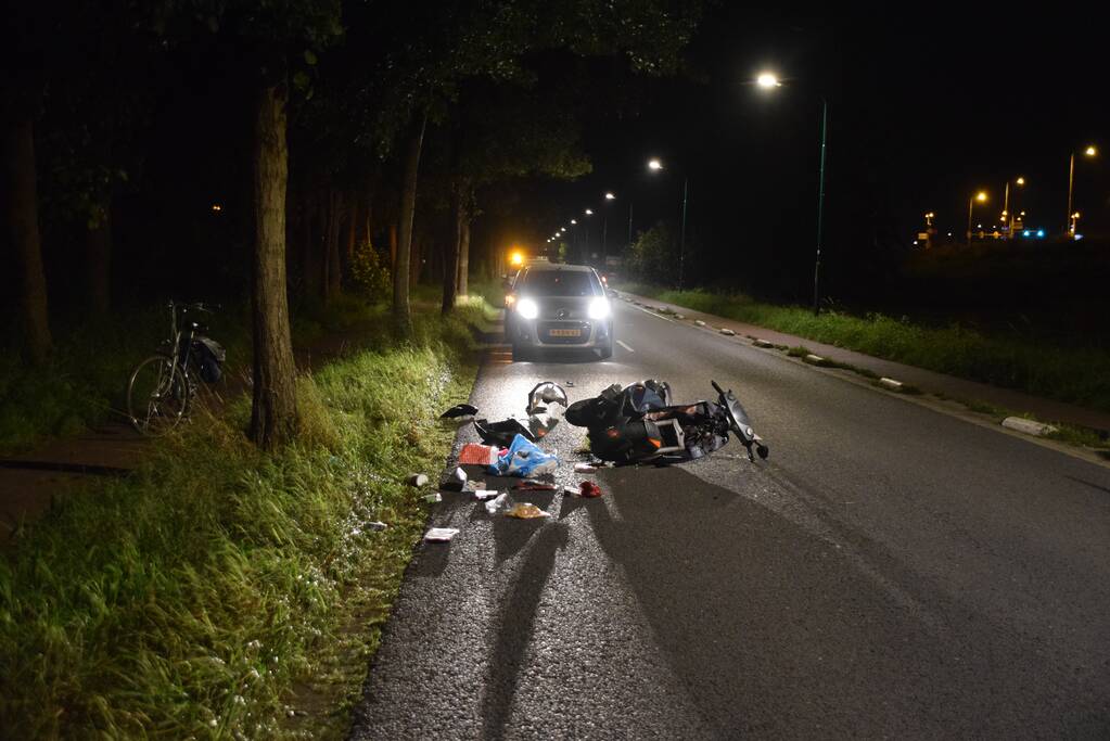 Scooterrijder knalt tegen boom en raakt gewond