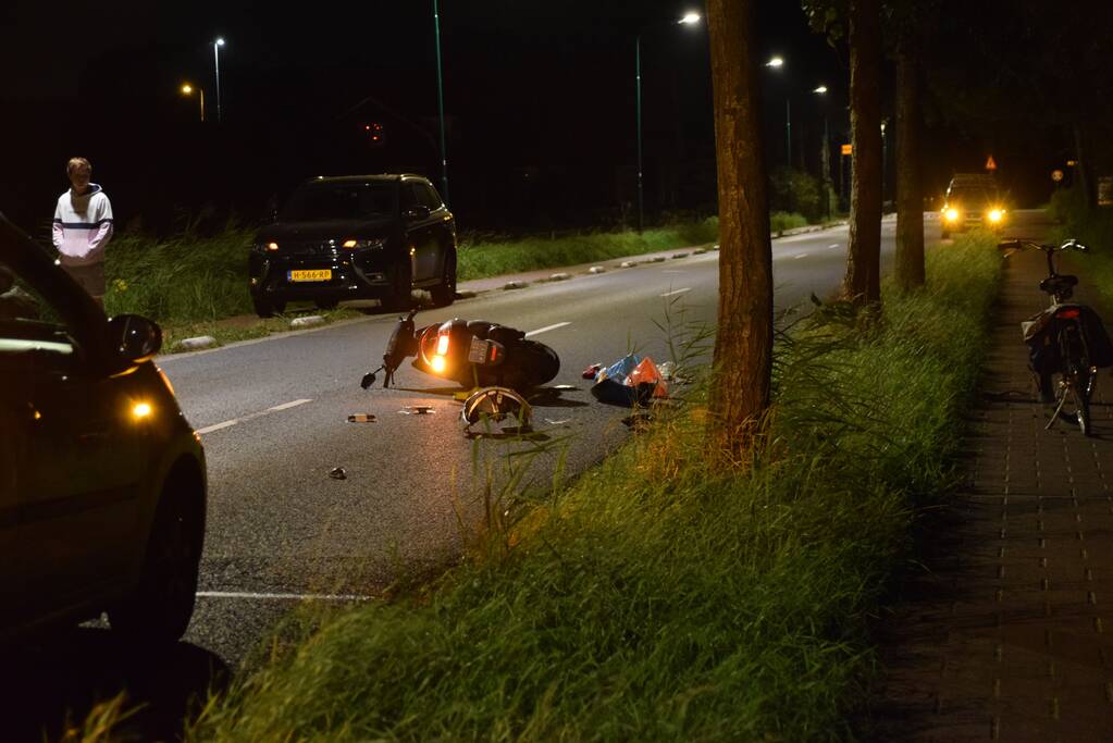 Scooterrijder knalt tegen boom en raakt gewond