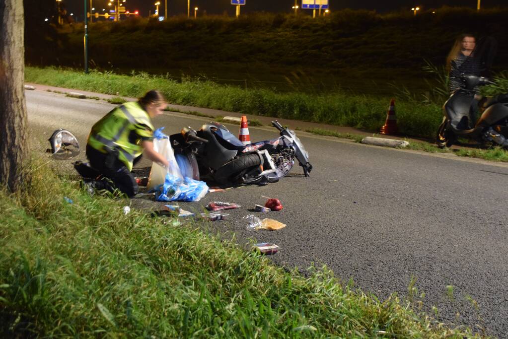 Scooterrijder knalt tegen boom en raakt gewond