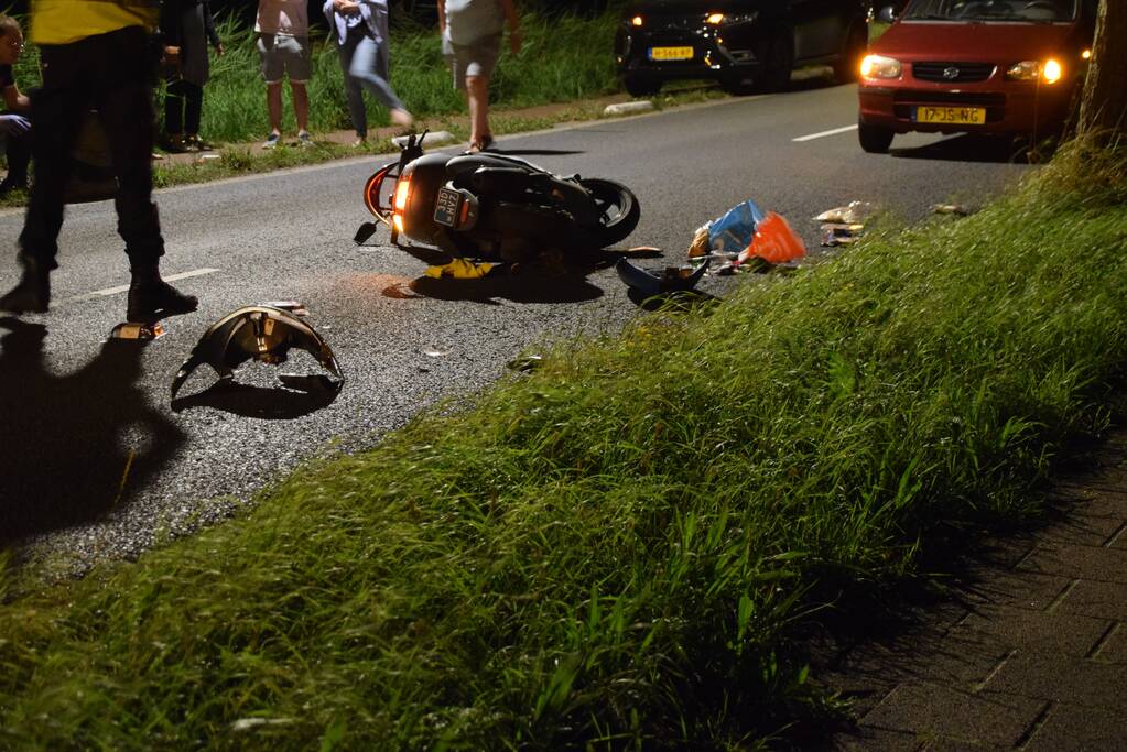 Scooterrijder knalt tegen boom en raakt gewond