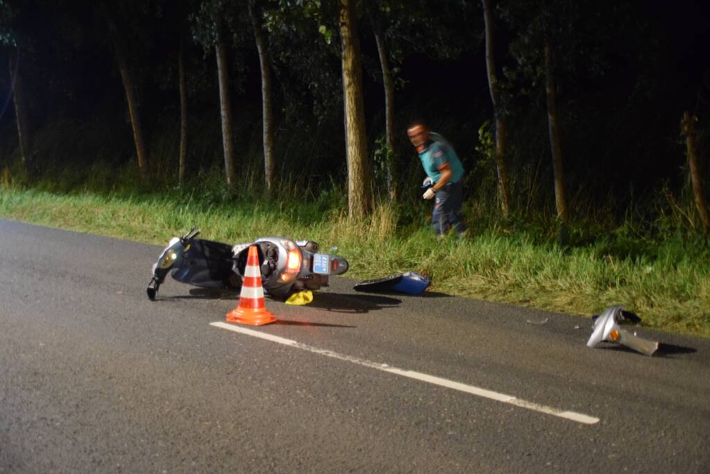 Scooterrijder knalt tegen boom en raakt gewond